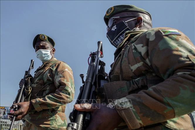 (Tư liệu) Binh sĩ gác tại khu vực Soweto, Nam Phi. Ảnh: AFP/TTXVN