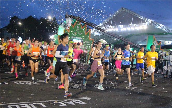 More than 9,000 runners take part in the fourth Vietcombank Mekong Delta Marathon Hau Giang 2023 in Hau Giang province on July 16. VNA Photo