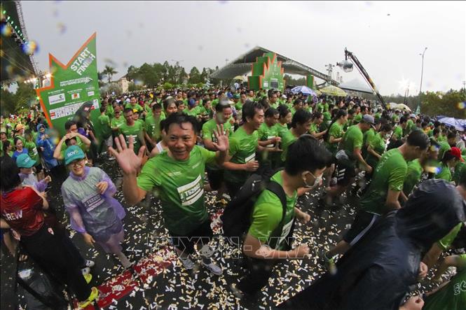 More than 9,000 runners take part in the fourth Vietcombank Mekong Delta Marathon Hau Giang 2023 in Hau Giang province on July 16. VNA Photo