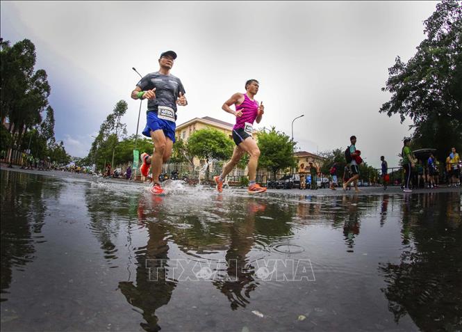 More than 9,000 runners take part in the fourth Vietcombank Mekong Delta Marathon Hau Giang 2023 in Hau Giang province on July 16. VNA Photo
