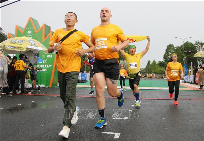 More than 9,000 runners take part in the fourth Vietcombank Mekong Delta Marathon Hau Giang 2023 in Hau Giang province on July 16. VNA Photo