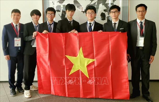 Với thành tích 100% học sinh đạt huy chương trong đó có 2 huy chương Vàng, 2 huy chương Bạc và 1 huy chương Đồng, đoàn Việt Nam nằm trong tốp đầu kỳ thi IPhO 2023. Ảnh: TTXVN phát