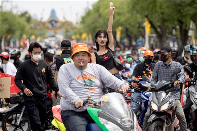 Biểu tình kêu gọi các thượng nghị sĩ bỏ phiếu cho ứng viên Thủ tướng của đảng Tiến bước (MFP) Pita Limjaroenrat tại Bangkok, Thái Lan ngày 16/7/2023. Ảnh: AFP/TTXVN