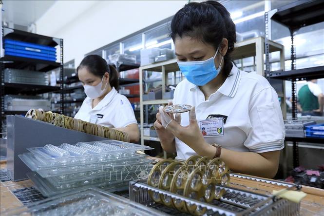 Kiểm tra thấu kính thành phẩm tại Công ty TNHH Nghiên cứu Kỹ thuật R Việt Nam (Nhật Bản), tỉnh Hòa Bình. Ảnh: Tuấn Anh - TTXVN