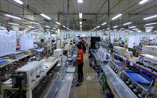 Dây chuyền đánh bóng sản phẩm của Công ty TNHH Nghiên cứu Kỹ thuật R Việt Nam (Nhật Bản) tại tỉnh Hòa Bình. Ảnh: Tuấn Anh - TTXVN