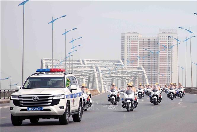 Lực lượng CSGT sử dụng siêu mô tô 1.800 phân khối Honda Goldwing 2023 di chuyển qua cầu Đông Trù, huyện Đông Anh, Hà Nội. Ảnh: Phạm Kiên - TTXVN