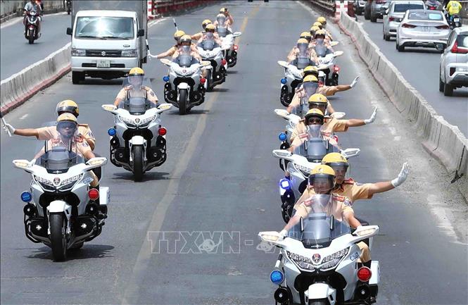 Lực lượng CSGT sử dụng siêu mô tô 1.800 phân khối Honda Goldwing 2023 di chuyển từ sân bay Nội Bài về trung tâm thành phố Hà Nội. Ảnh: Phạm Kiên - TTXVN