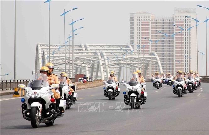 Lực lượng CSGT sử dụng siêu mô tô 1.800 phân khối Honda Goldwing 2023 di chuyển qua cầu Đông Trù, huyện Đông Anh, Hà Nội. Ảnh: Phạm Kiên - TTXVN