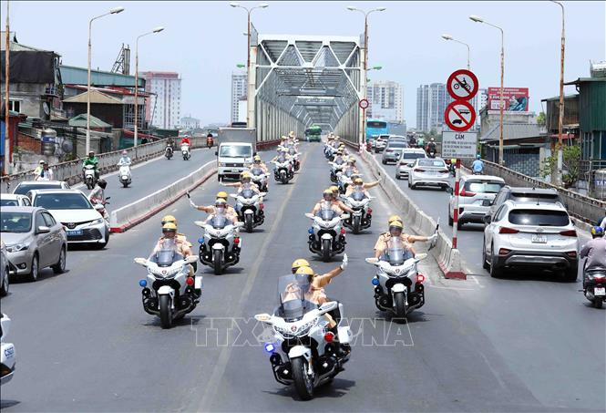 Lực lượng CSGT sử dụng siêu mô tô 1.800 phân khối Honda Goldwing 2023 di chuyển từ sân bay Nội Bài về trung tâm thành phố Hà Nội. Ảnh: Phạm Kiên - TTXVN