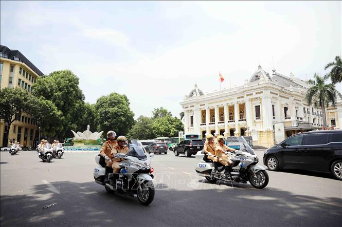 Lực lượng CSGT sử dụng siêu mô tô 1.800 phân khối Honda Goldwing 2023 di chuyển qua khu vực Nhà hát lớn. Ảnh: Phạm Kiên - TTXVN