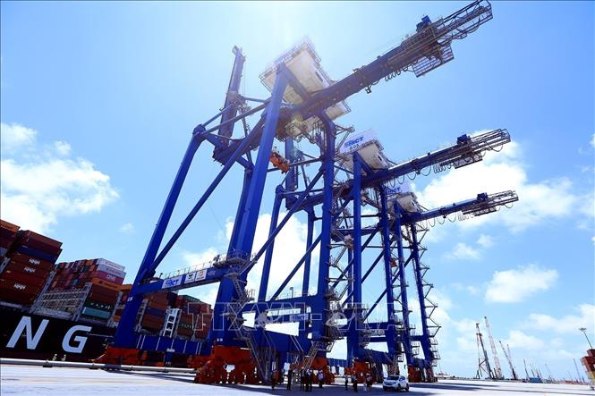 Cần trục giàn có khả năng nâng hàng chục tấn khi bốc xếp tại Tân Cảng, Lạch Huyện. Ảnh: Tuấn Anh - TTXVN