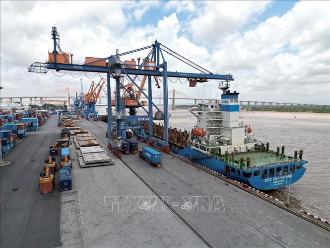 Bốc dỡ hàng tại cảng Đình Vũ. Ảnh: Tuấn Anh - TTXVN 