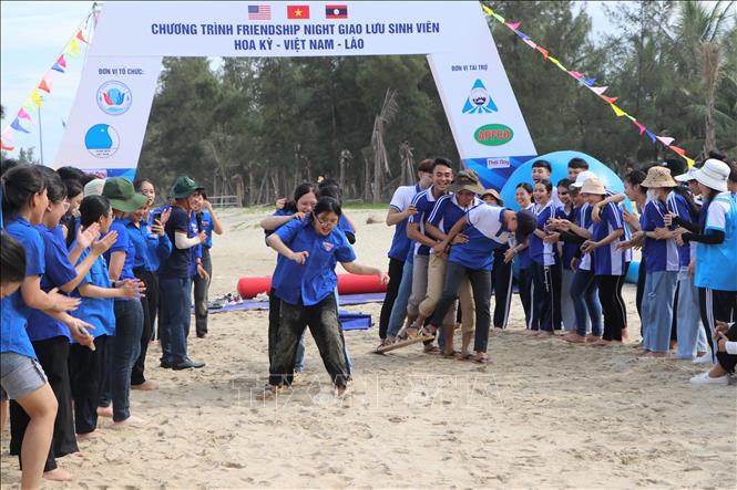 Trò chơi tập thể ngoài trời teambuilding. Ảnh: Đinh Hương –  TTXVN 