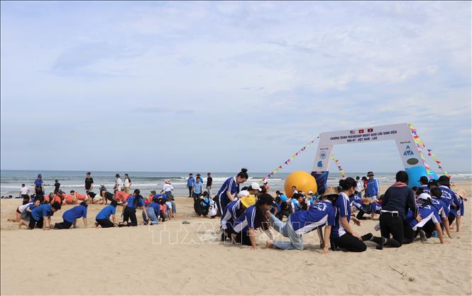 Trò chơi tập thể ngoài trời teambuilding. Ảnh: Đinh Hương –  TTXVN 