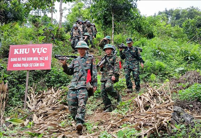 Cán bộ, chiến sĩ đội rà phá bom mìn của Công ty xử lý bom mìn, vật nổ 319 (Bộ Quốc phòng) nỗ lực trong thời gian sớm nhất làm sạch 250 ha được giao, sớm mang lại bình yên cho nhân dân vùng biên giới. Ảnh: Hoàng Hiếu - TTXVN
