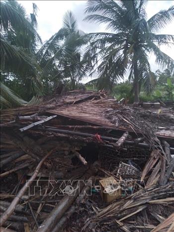 Trong ảnh: Mưa, dông làm tốc mái, hư hỏng 27 căn nhà ở các huyện Chợ Lách, Mỏ Cày Nam, Thạnh Phú và thành phố Bến Tre, tỉnh Bến Tre. Ảnh TTXVN phát