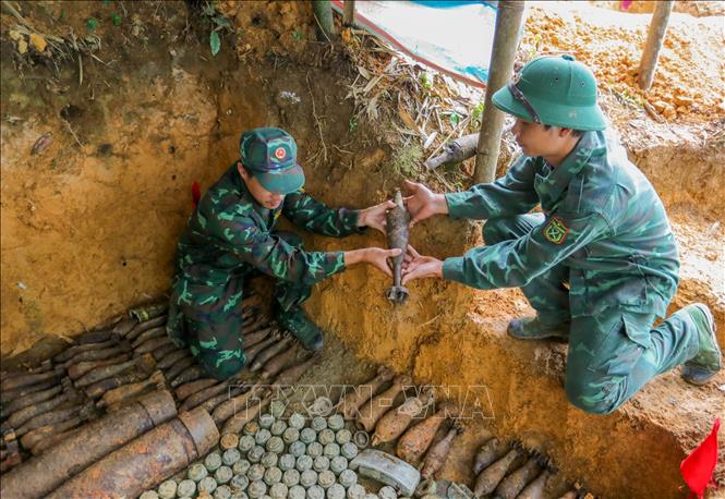 Từ ngày 5/4/2023 đến nay, hơn 200 chiến sĩ đội rà phá bom, mìn của Công ty xử lý bom mìn, vật nổ 319 (Bộ Quốc phòng) đã tìm kiếm, tiêu hủy tại chỗ, thu gom được 3390 đơn vị bom, mìn, vật nổ, làm sạch trên diện tích được 70/250 ha được giao. Ảnh: Hoàng Hiếu - TTXVN 