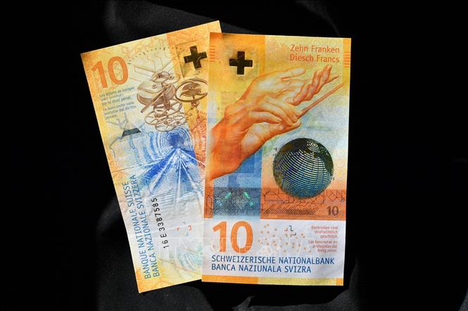 (Tư liệu) Đồng tiền mệnh giá 10 franc Thụy Sĩ tại Lausanne. Ảnh: AFP/TTXVN
