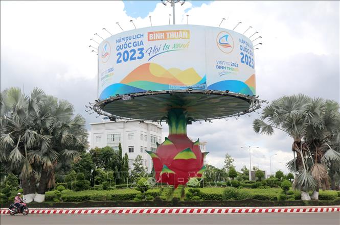 Trong ảnh: Biểu tượng trái thanh long tại vòng xoay đường Hùng Vương, đường Tôn Đức Thắng, thành phố Phan Thiết, tỉnh Bình Thuận. Ảnh: Nguyễn Thanh - TTXVN