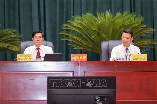 Chủ tịch HĐND thành phố Hải Phòng Phạm Văn Lập (phía trái) và Phó Chủ tịch HĐND Bùi Đức Quang điều hành kỳ họp. Ảnh: TTXVN phát