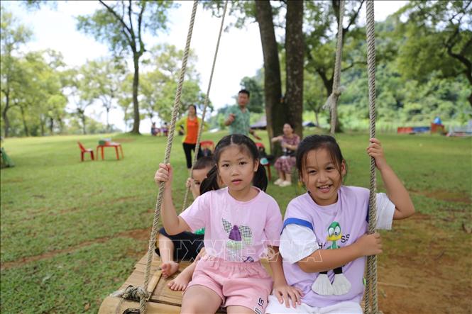 Trong ảnh: Trẻ em vui chơi tai Bãi Bùi. Ảnh: Trọng Đạt - TTXVN