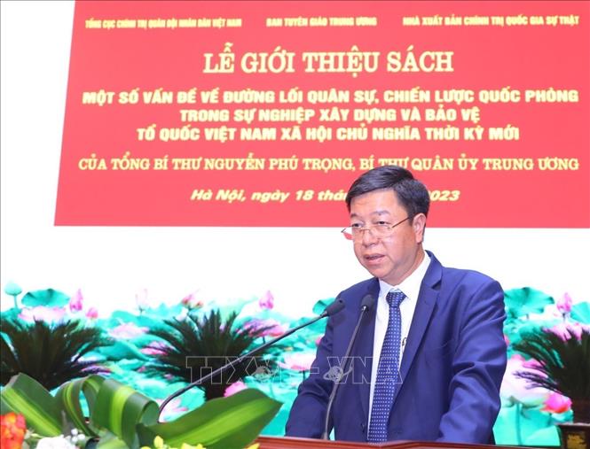 Đồng chí Vũ Trọng Lâm, Giám đốc - Tổng Biên tập Nhà xuất bản Chính trị quốc gia Sự thật báo cáo tại buổi lễ. Ảnh: Văn Điệp - TTXVN