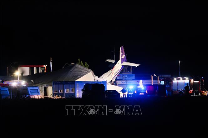 Hiện trường vụ máy bay hạng nhẹ Cessna gặp sự cố tại Chrcynno, Ba Lan ngày 17/7/2023. Ảnh: PAP/TTXVN