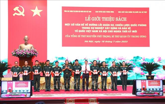 Ban Tổ chức tặng sách cho các đại biểu. Ảnh: Văn Điệp - TTXVN