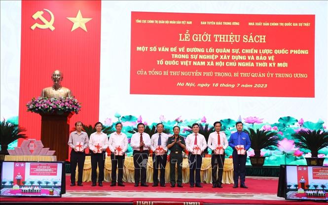 Ban Tổ chức tặng sách cho các đại biểu. Ảnh: Văn Điệp - TTXVN