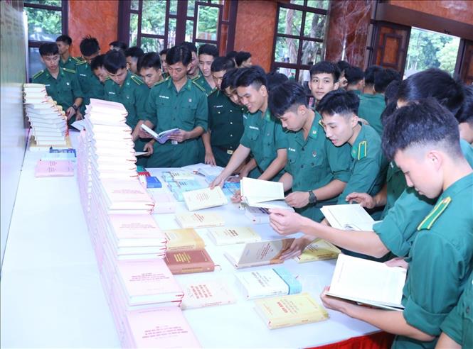 Học viên Học viện Biên phòng tìm hiểu về cuốn sách. Ảnh: Văn Điệp - TTXVN