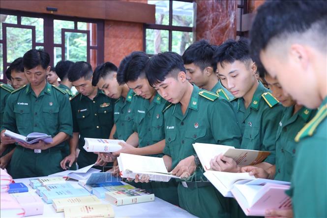 Học viên Học viện Biên phòng tìm hiểu về cuốn sách. Ảnh: Văn Điệp - TTXVN