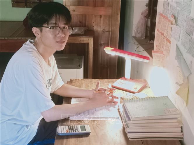 Em Cao Duy Thông, học sinh lớp 12D trường THPT Cờ Đỏ, là thủ khoa kỳ thi tốt nghiệp THPT năm 2023 tỉnh Nghệ An  với 56,65 điểm. Ảnh: TTXVN phát
