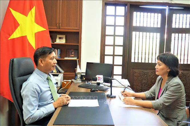 Đại sứ Việt Nam tại Malaysia Đinh Ngọc Linh (trái) trả lời phỏng vấn của phóng viên TTXVN tại Malaysia. Ảnh: An Nguyễn - TTXVN