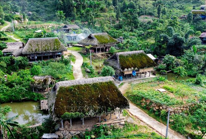 Những ngôi nhà mái cọ phủ rêu là điểm nhấn nơi đây. Ảnh: Hoàng Hiếu - TTXVN