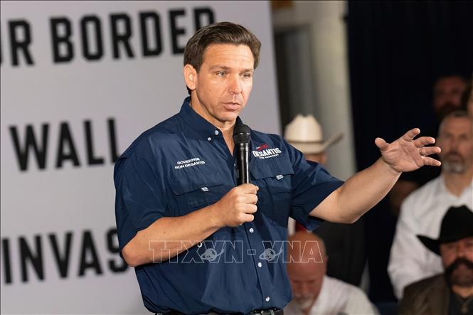(Tư liệu) Thống đốc bang Florida Ron DeSantis trong chiến dịch vận động tranh cử ở Eagle Pass, Texas, Mỹ, ngày 26/6/2023. Ảnh: AFP/TTXVN