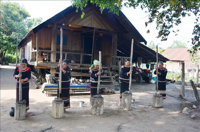 Phụ nữ người M’nông ở xã Yang Tao, huyện Lắk, tỉnh Đắk Lắk bảo tồn, phục hồi và phát triển nghề gốm truyền thống có lịch sử hơn 200 năm. Ảnh: Hoài Thu – TTXVN