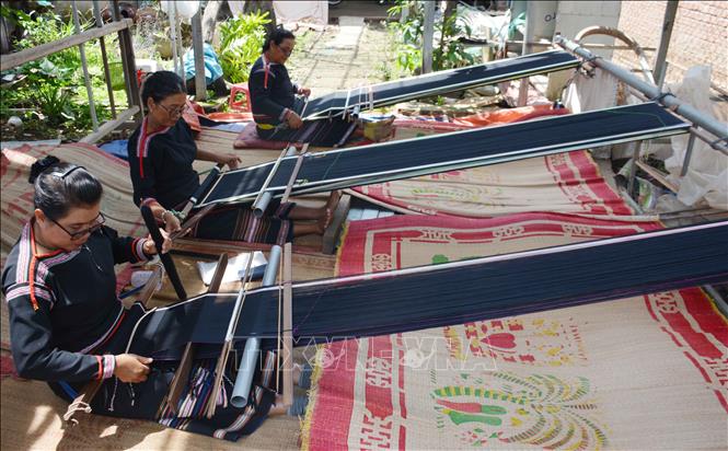 Các nghệ nhân ở thị trấn Liên Sơn, huyện Lắk, tỉnh Đắk Lắk giữ gìn và phát huy nghề dệt thổ cẩm truyền thống và kiếm thêm thu nhập. Ảnh: Hoài Thu – TTXVN