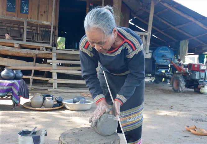 Nghệ nhân H’ Phiết Uông, 75 tuổi, xã Yang Tao, huyện Lắk, tỉnh Đắk Lắk với đôi bàn tay khéo léo sáng tạo ra nhiều sản phẩm gốm đặc sắc. Ảnh: Hoài Thu – TTXVN