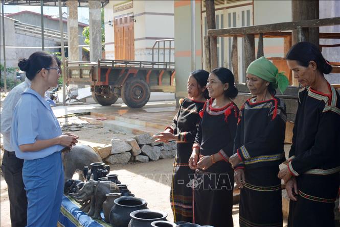Du khách tham quan, tìm hiểu nghề gốm truyền thống ở xã Yang Tao, huyện Lắk, tỉnh Đắk Lắk. Ảnh: Hoài Thu – TTXVN