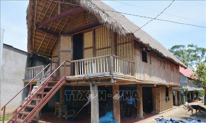 Một hộ dân ở thị trấn Liên Sơn, huyện Lắk, tỉnh Đắk Lắk đầu tư, giữ gìn nhà sàn để phục vụ khách du lịch theo hình thức homestay. Ảnh: Hoài Thu – TTXVN