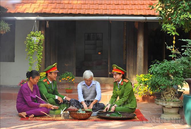 Công an chính quy xã Trường Yên, huyện Hoa Lư (Ninh Bình) giúp dân từng bước xây dựng lực lượng công an gần dân, sát dân trong công tác và chiến đấu. Ảnh: Minh Đức - TTXVN