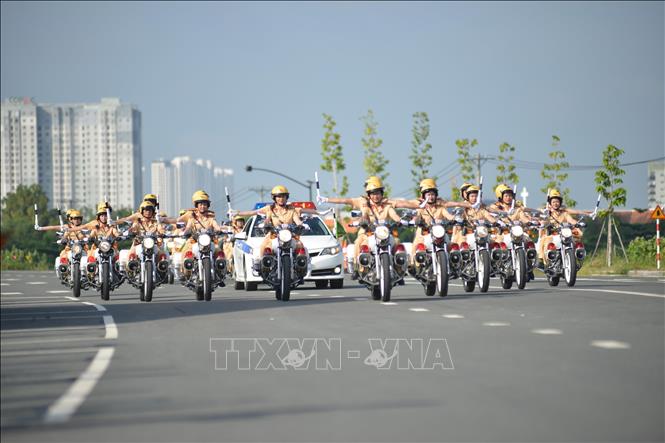 Các nữ chiến sỹ CSGT thành phố Hồ Chí Minh triển khai đội hình tại Lễ ra mắt đội hình nữ Cảnh sát giao thông dẫn đoàn. Ảnh: Thành Chung - TTXVN
