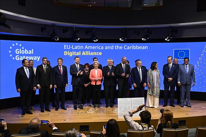 Các nhà lãnh đạo chụp ảnh chung tại Hội nghị thượng đỉnh EU- CELAC ở Brussels, Bỉ, ngày 17/7/2023. Ảnh: AFP/TTXVN