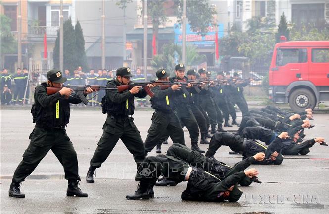 Cán bộ, chiến sĩ công an Phú Thọ trình diễn các phương án tác chiến trấn áp tội phạm. Ảnh: Trung Kiên - TTXVN