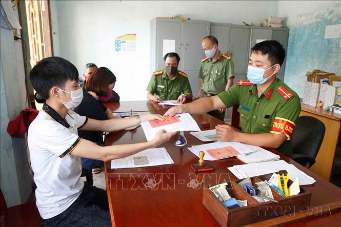  Công an chính quy và công an viên của xã Xã Ea Lê, huyện Ea Súp, tỉnh Đắk Lắk cấp chứng minh thư và hộ khẩu cho người dân. Ảnh: Doãn Tấn – TTXVN