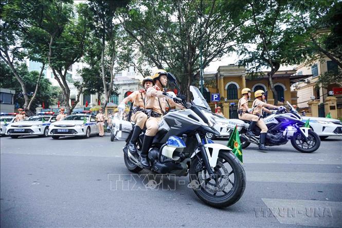 Lực lượng CSGT, Công an thành phố Hà Nội ra quân cao điểm đảm bảo trật tự an toàn giao thông. Ảnh: Phạm Kiên - TTXVN