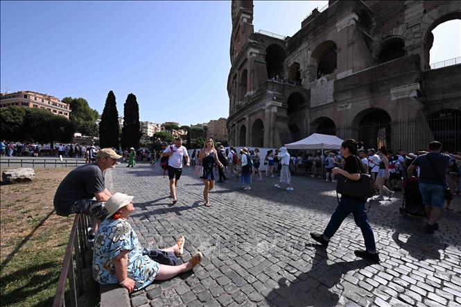Khách du lịch tham quan Đấu trường La Mã trong ngày nắng nóng, tại Rome, Italy, ngày 18/7/2023. Ảnh: THX/TTXVN