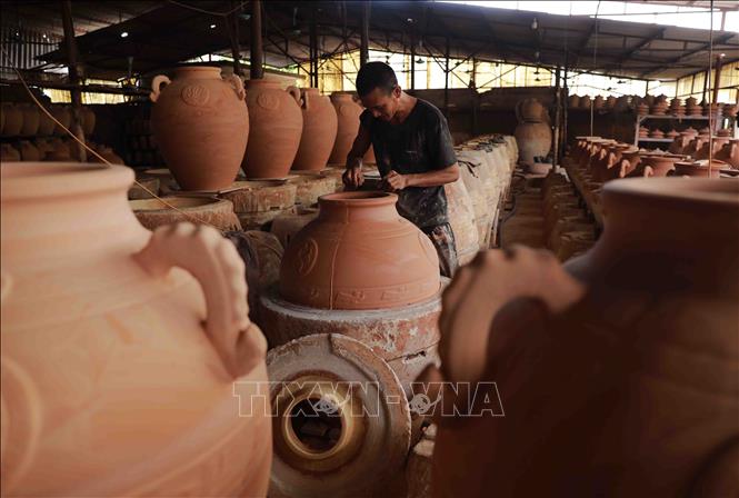 Làng nghề gốm thủ công mỹ nghệ Vĩnh Hồng (phường Mạo Khê, thị xã Đông Triều) chuyên sản xuất các loại chum, chậu hoa, lục bình... Hiện làng nghề có 16 cơ sở đang hoạt động, mỗi cơ sở tạo việc làm cho 20 lao động với mức lương từ 8tr - 10 triệu đồng/tháng. Ảnh: Vũ Sinh - TTXVN