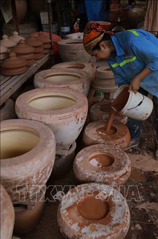 Làng nghề gốm thủ công mỹ nghệ Vĩnh Hồng (phường Mạo Khê, thị xã Đông Triều) chuyên sản xuất các loại chum, chậu hoa, lục bình. Ảnh: Vũ Sinh - TTXVN