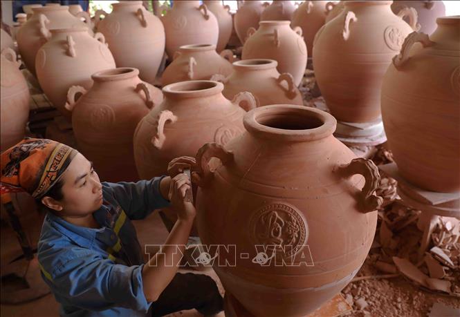 Mỗi cơ sở sản xuất trong Làng nghề gốm thủ công mỹ nghệ Vĩnh Hồng tạo việc làm cho 20 lao động với mức lương từ 8tr - 10 triệu đồng/tháng. Ảnh: Vũ Sinh - TTXVN